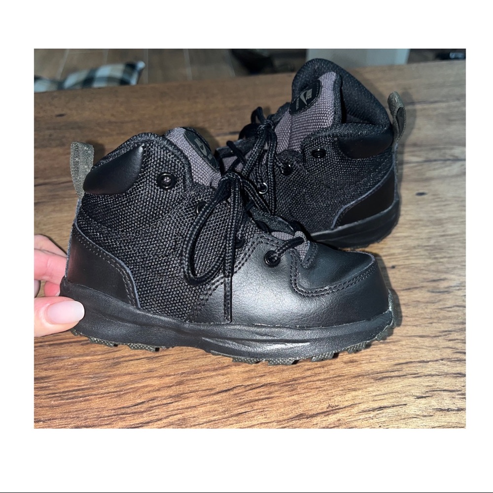 NEW Toddler Nike Sneaker Boots (8C)